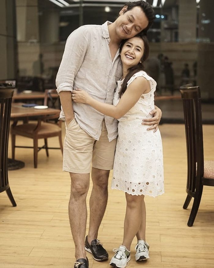 Widi Mulia dan Dwi Sasono tampil senada dalam balutan outfit yang sederhana.