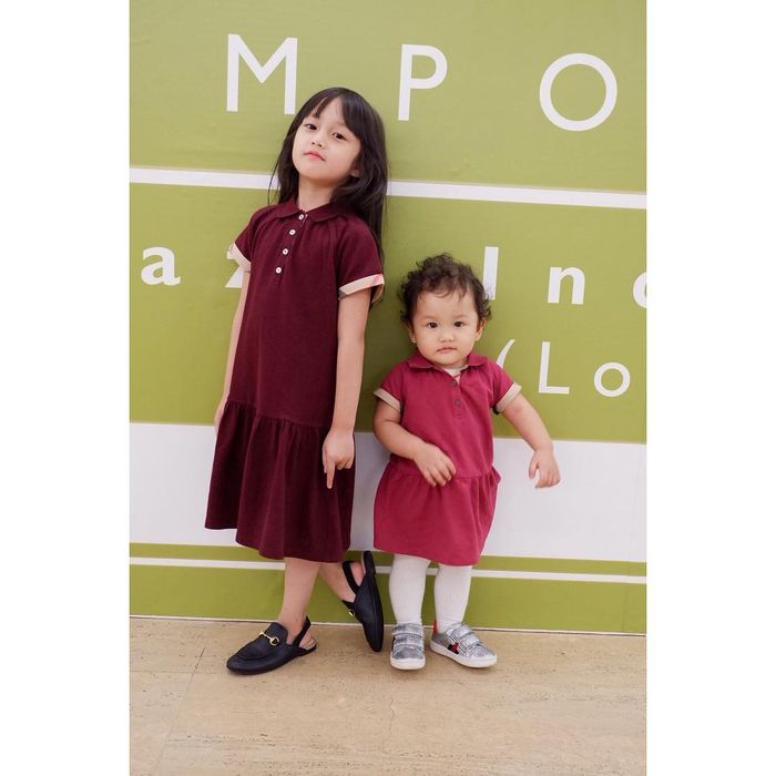 Shakeela Eleanor Ameera tampak mengenakan busana berwarna maroon saat berfoto bersama sang adik, Sheva Elmira Lorrenia
