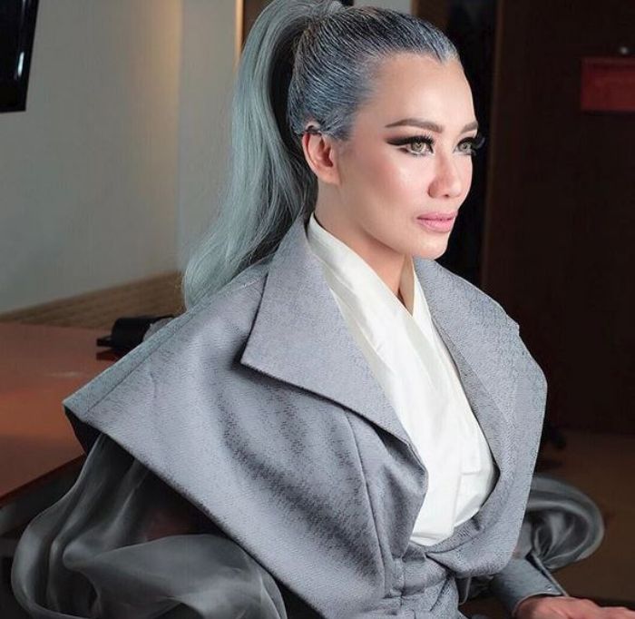 Gaya rambut ponytail ala Reza Artamevia dengan warna grey yang membuat penampilannya semakin muda