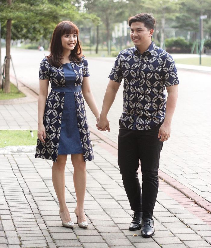 Chelsea Olivia dan Glenn Alienskie tampak romantis dalam balutan sarimbit batik kawung