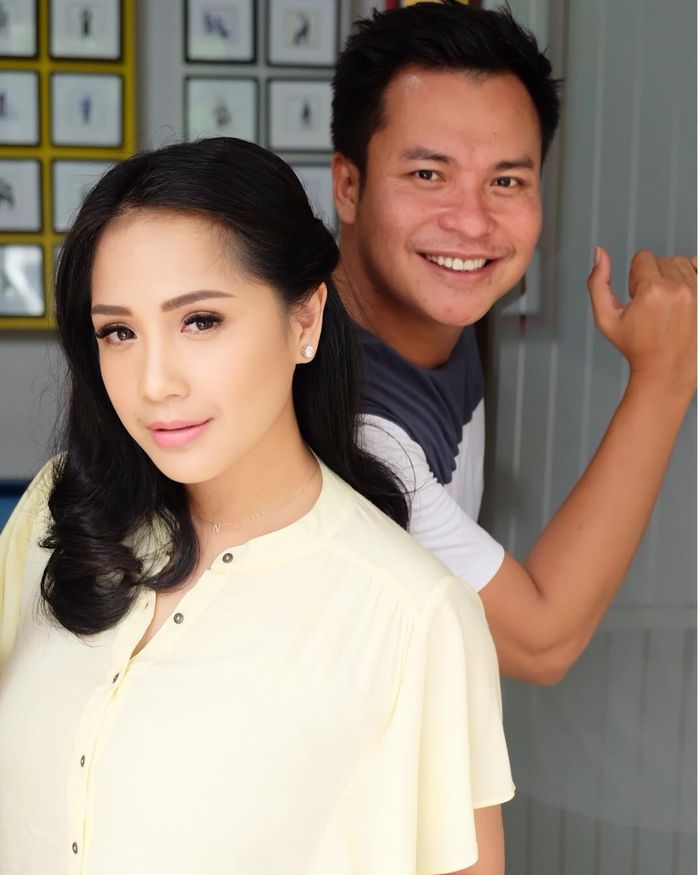 Ryan Ogilvy merupakan makeup artist kondang langganan artis ngetop, mulai dari Nagita Slavina hingga Dian Sastro