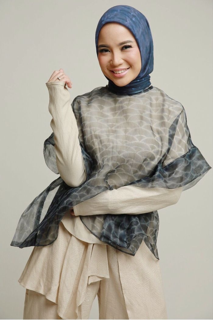 Chacha Frederica terlihat anggun dan cantik dalam balutan busana hijab
