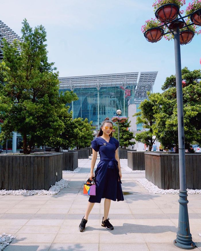 Sarwendah memadukan midi dress dengan sneakers.