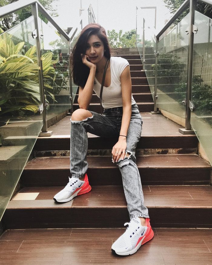 Mikha Tambayong dikenal dengan gaya kasualnya yang modis.