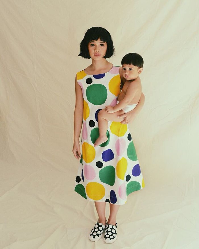 Andien tampak mengenakan midi dress motif polkadot yang colorful