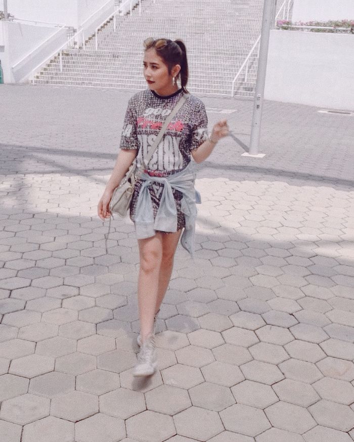 Gaya Fashion Prilly Latuconsina Saat Nonton Konser Bruno