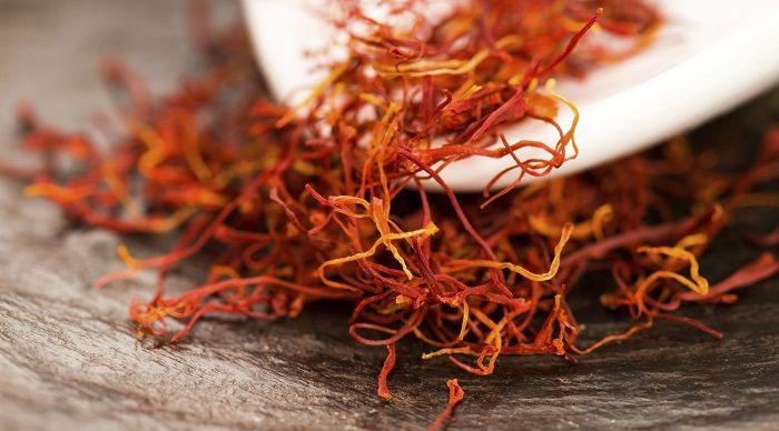 Saffron berbentuk mirip serabut dengan warna antara oranye dan merah menyala