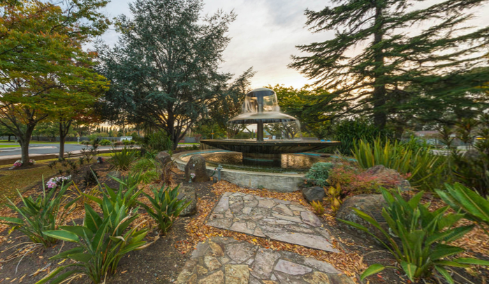 Air mancur di taman TPU Fawkner Memorial Park.