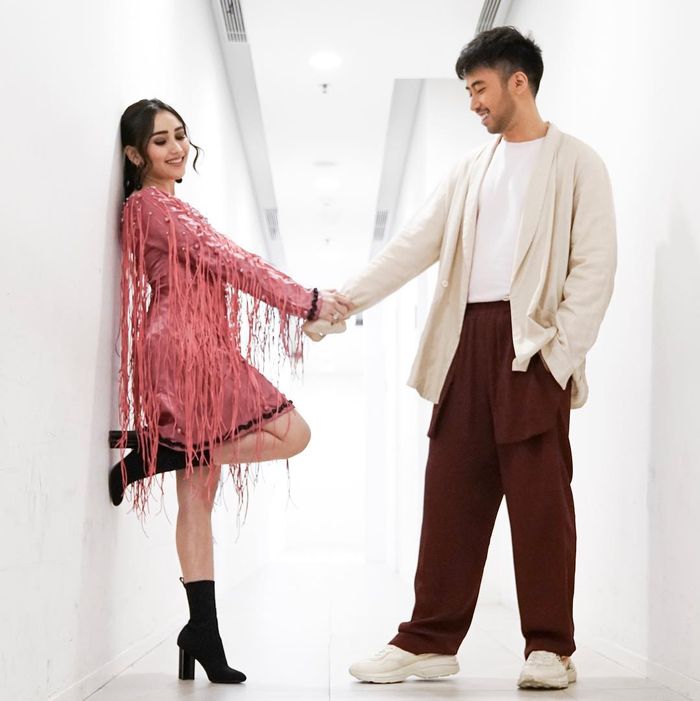 Ayu Ting Ting terlihat berfoto dengan Vidi Aldiano