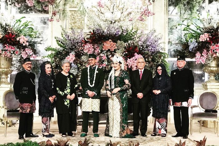 Sekar tampil begitu cantik di hari pernikahannya yang bergaya Sunda