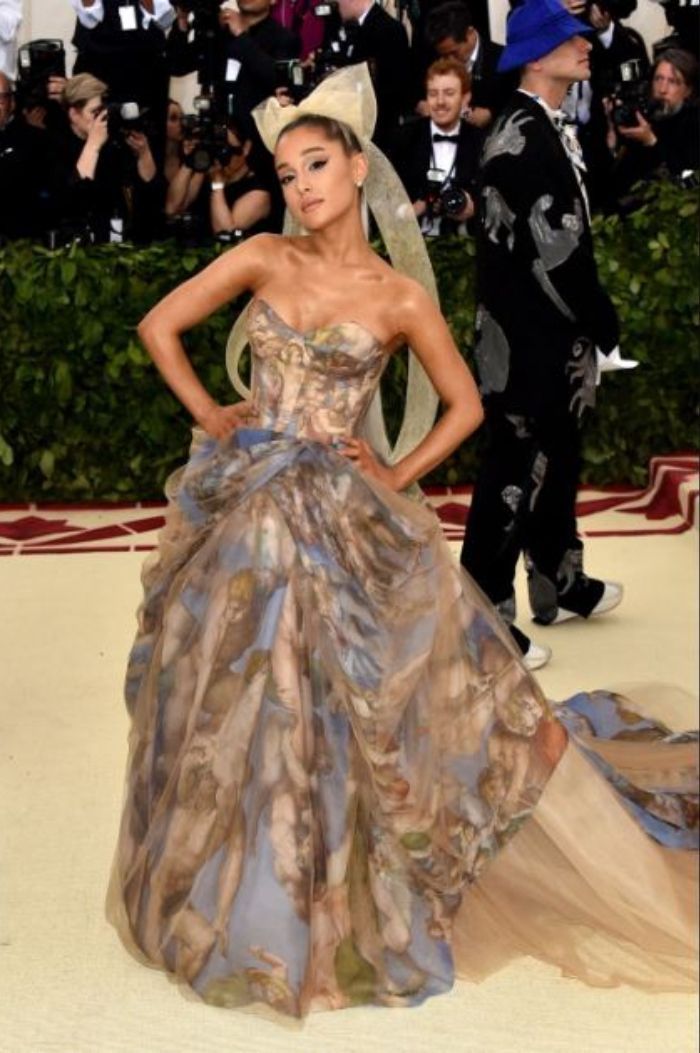 Salah satu gaun rancangan Vera Wang yang dikenakan Ariana Grande saat Met Gala 2018.