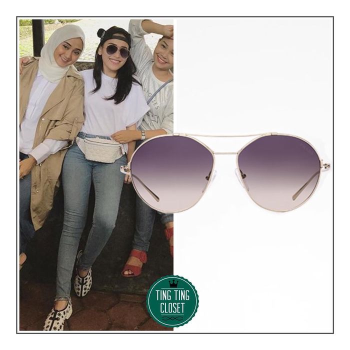 Ayu Ting Ting mengenakan kacamata model Aviator