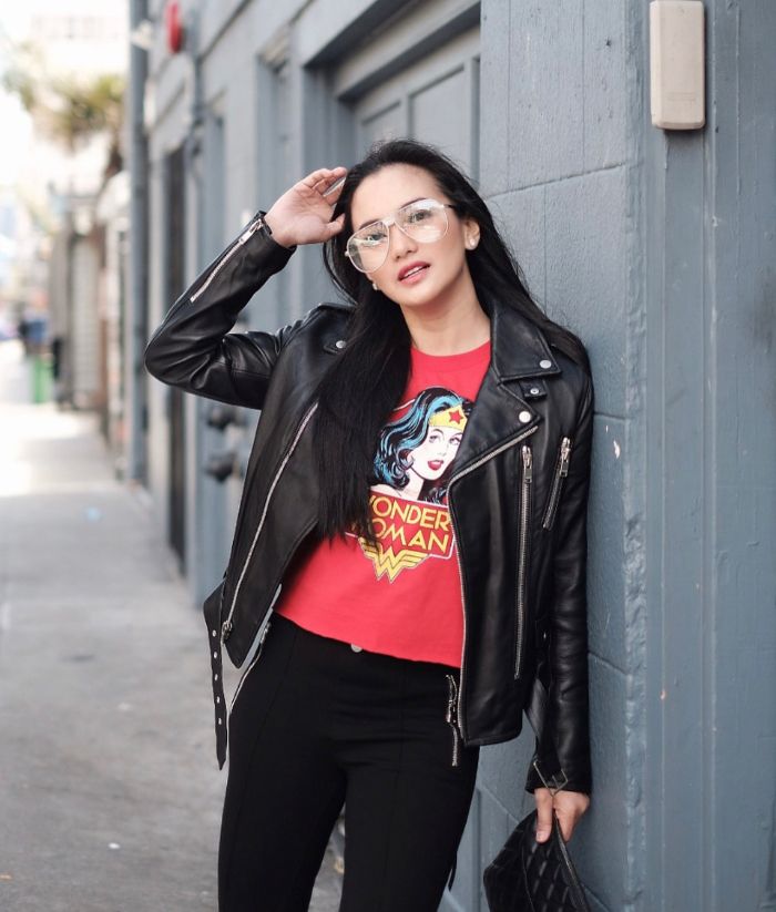 Ririn Ekawati tampil dengan t-shirt warna merah sebagai paduan jaket kulitnya