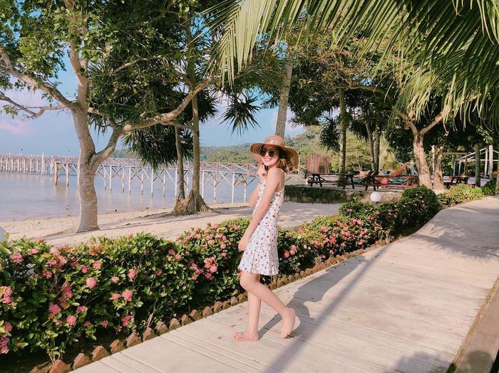 Beby Tsabina tampak cantik mengenakan sleeveless dress bermotif floral