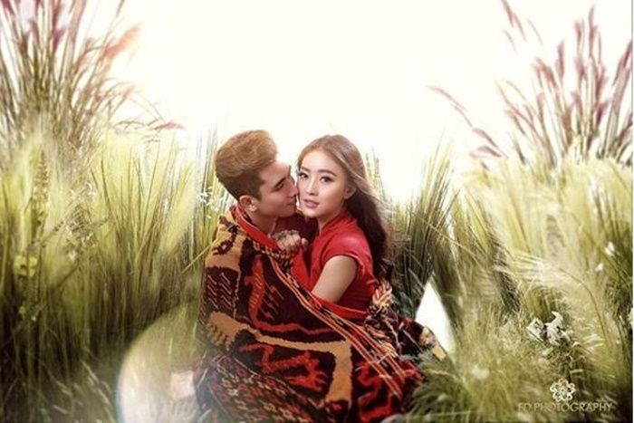 Natasha Wilona dan Verrell Bramasta melakukan photoshoot.