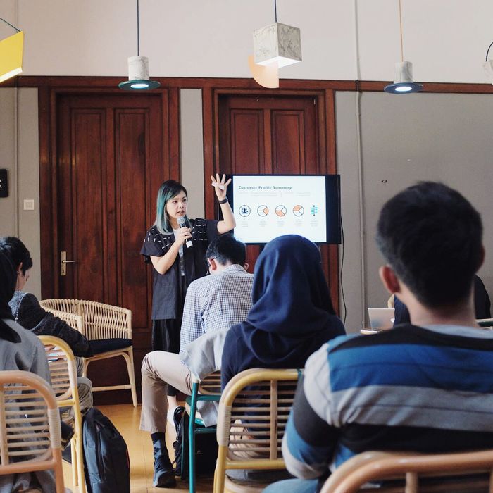 Dina Dellyana menjadi pembicara di acara WUMI! Wake Up Millennials.