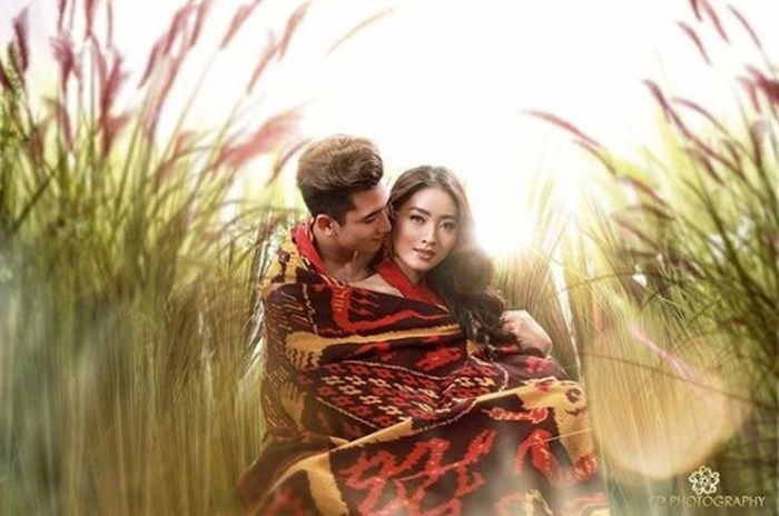 Natasha Wilona dan Verrell Bramasta melakukan photoshoot.