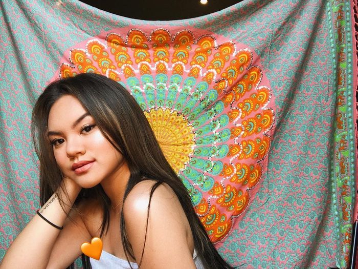 Gaya makeup natural serta glowing Shafa Harris