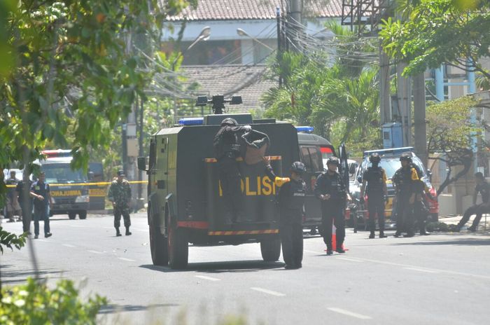 Petugas mensterilkan lokasi GKI jalan Diponegoro