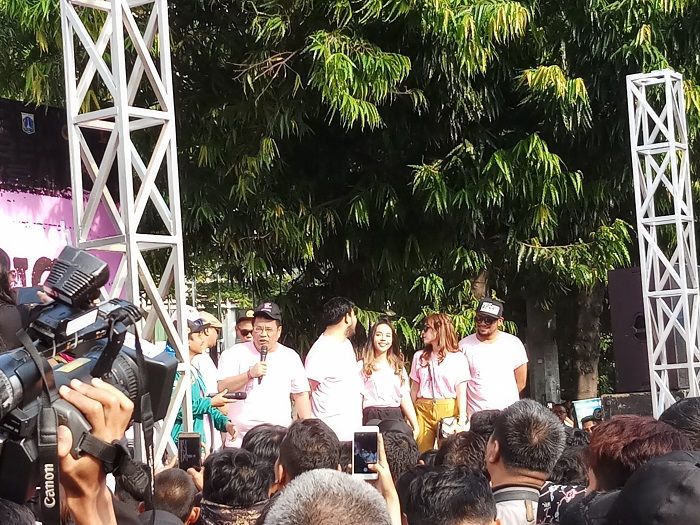 Penyanyi Syahrini tampil menghibur para pengunjung Car Free Day di Bundaran Hotel Indonesia. Minggu 