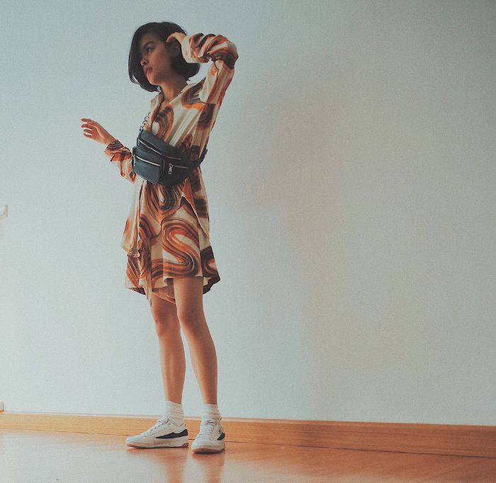 Eva Celia tampil dengan setelan kemeja dan celana kulot bernuansa vintage