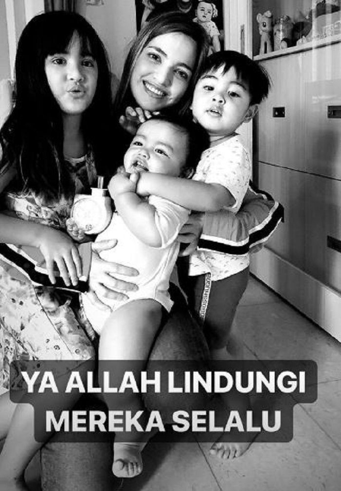 Nia Ramadhani dan ketiga anaknya