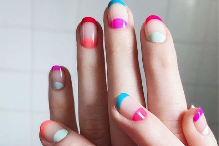 Nail art neon dengan dua garis warna berbeda