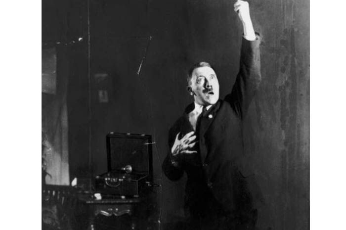 Hitler gemar selfie saat latihan pidato