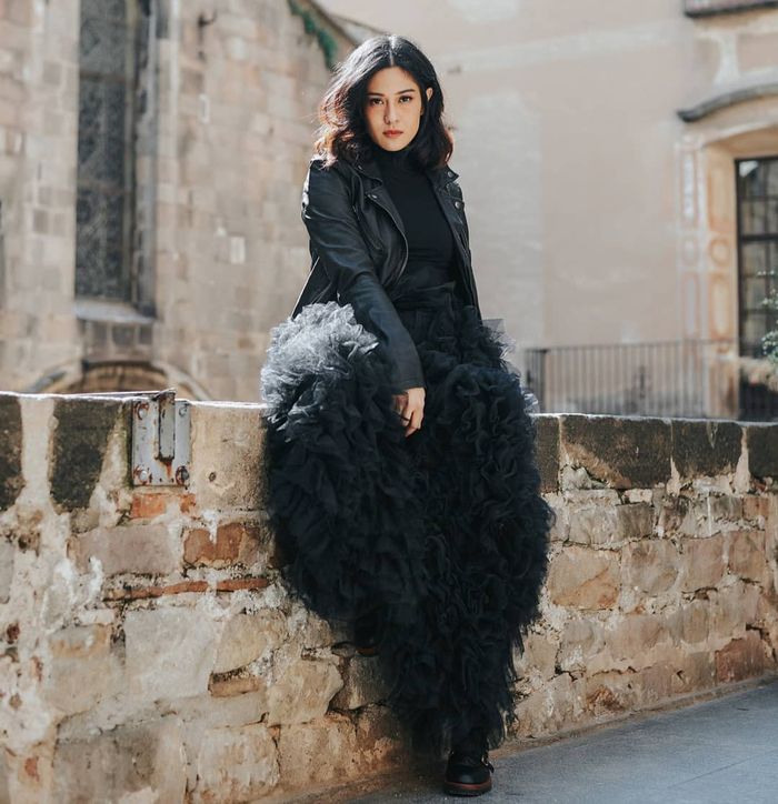 Dian Sastro menyatukan kaus turtle necknya dengan leather jacket