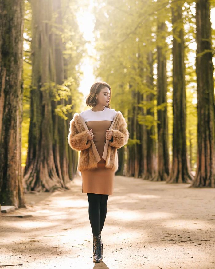 Rossa mengenakan mantel bulu yang cantik saat berada di Pulau Nami.