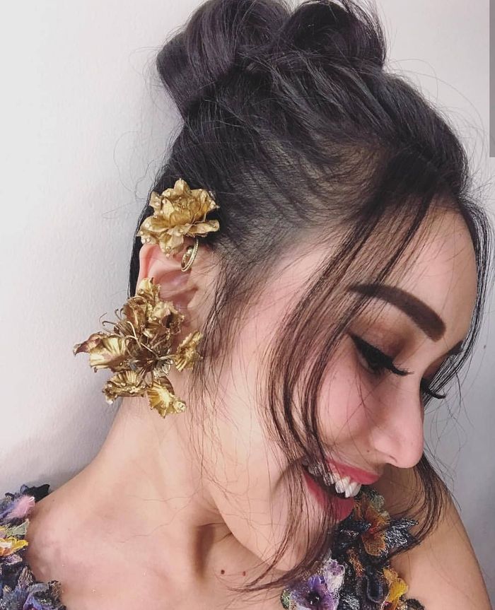 Ayu Ting Ting mengenakan ear cuff sebagai pelengkap penampilannya