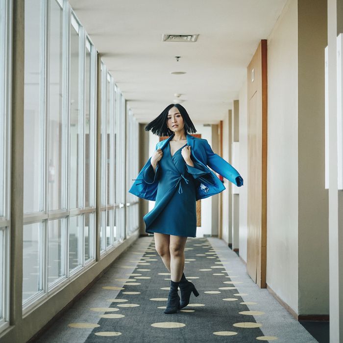 Tampil serba tosca, penampilan Rinni Wulandari menarik untuk dibahas 