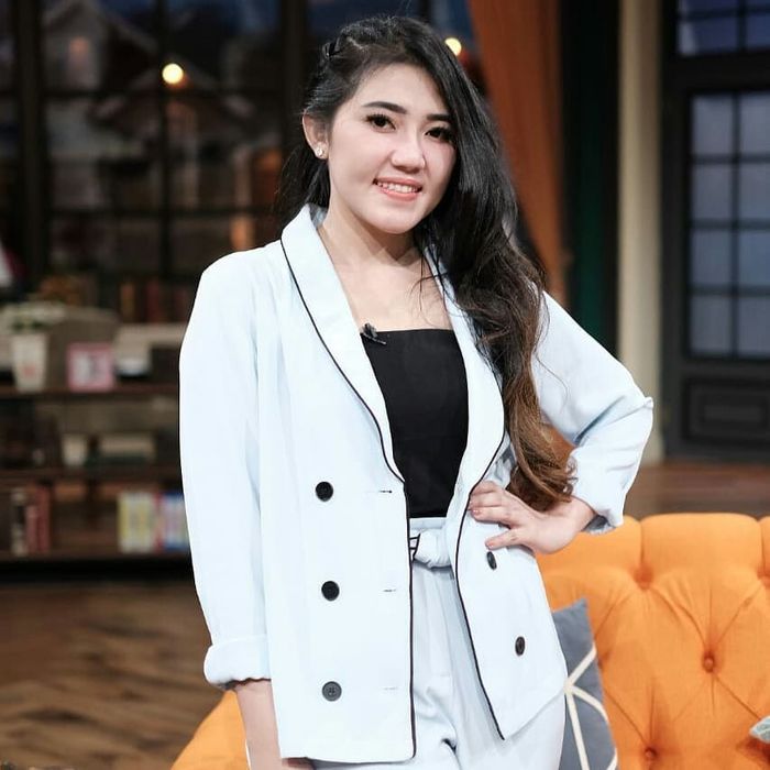 Via Vallen dengan double breasted blazer bernuansa biru muda