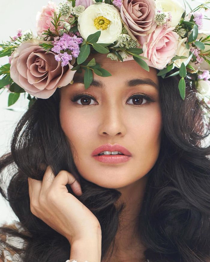 Atiqah Hasiholan tampil dengan riasan flawless 