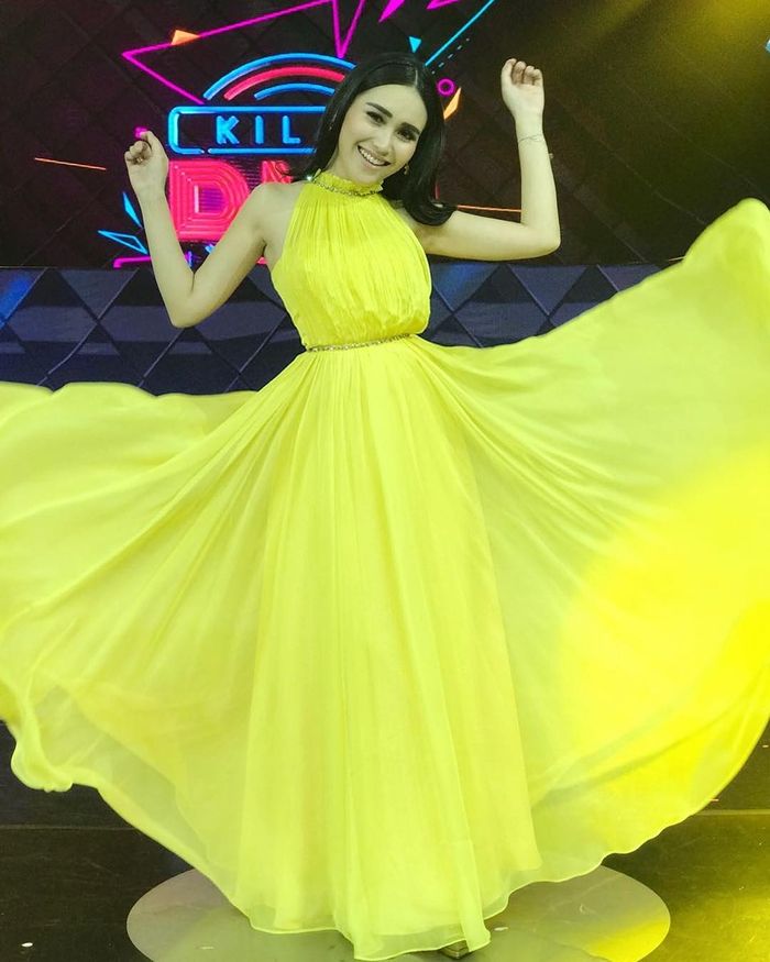 Penampilan Ayu Ting Ting di atas panggung