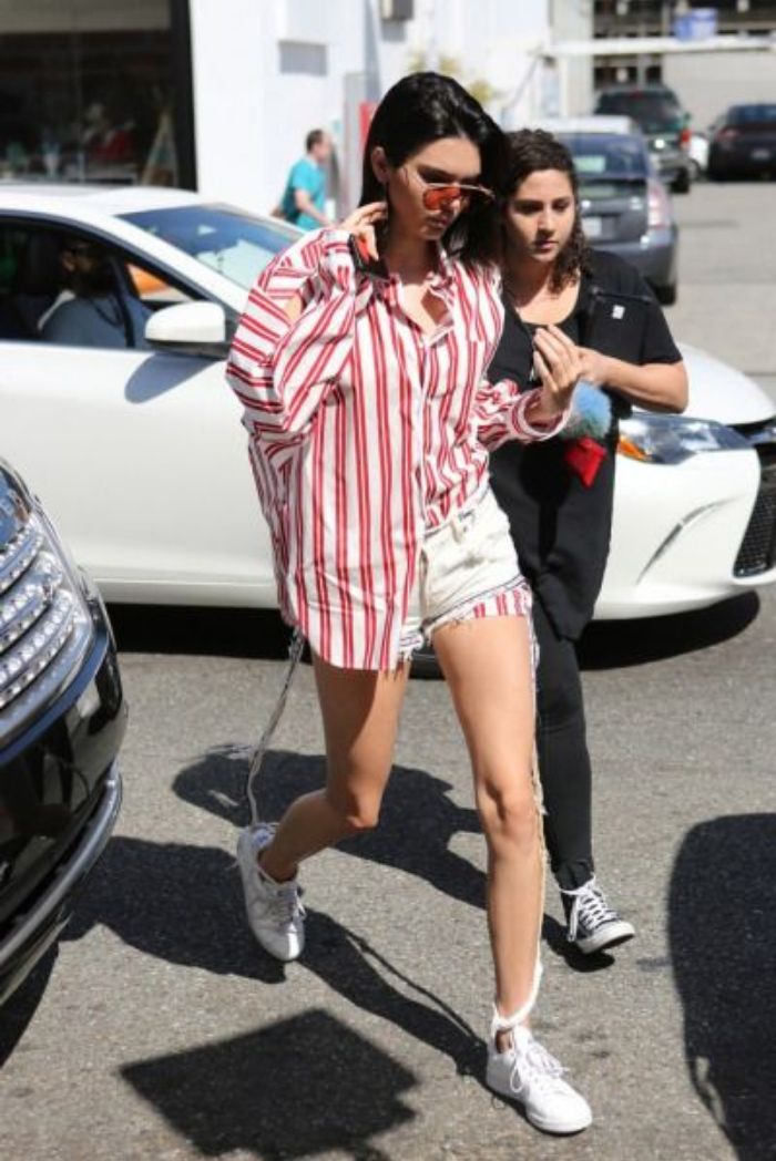 Kendall Jenner akai celana jins irit bahan