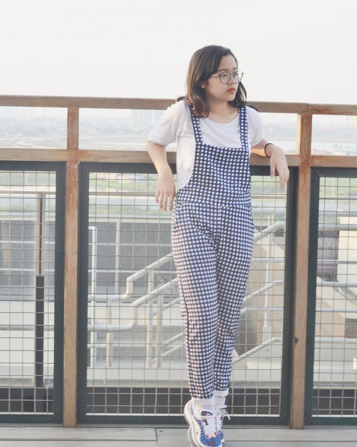 Cinta Kuya tampil kenakan overall bermotif plaid 