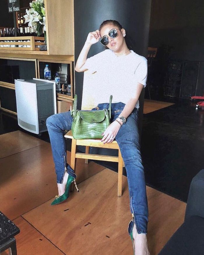 Olla Ramlan sering terlihat memadukan berbagai fashion item keren pada setiap penampilannya