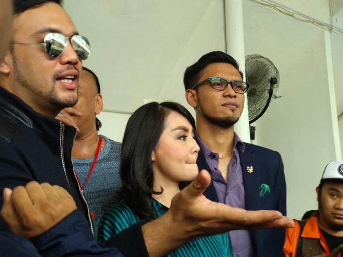Sandy Tumiwa dan Tessa Kaunang di Pengadilan Negeri Jakarta Selatan, Selasa (15/5/2018).