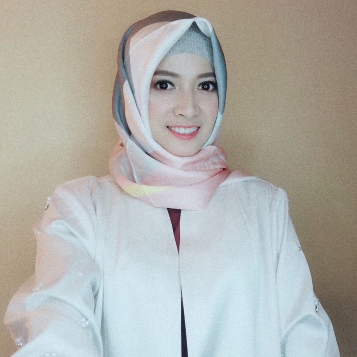 Chika Jessica mengenakan hijab model lilit.