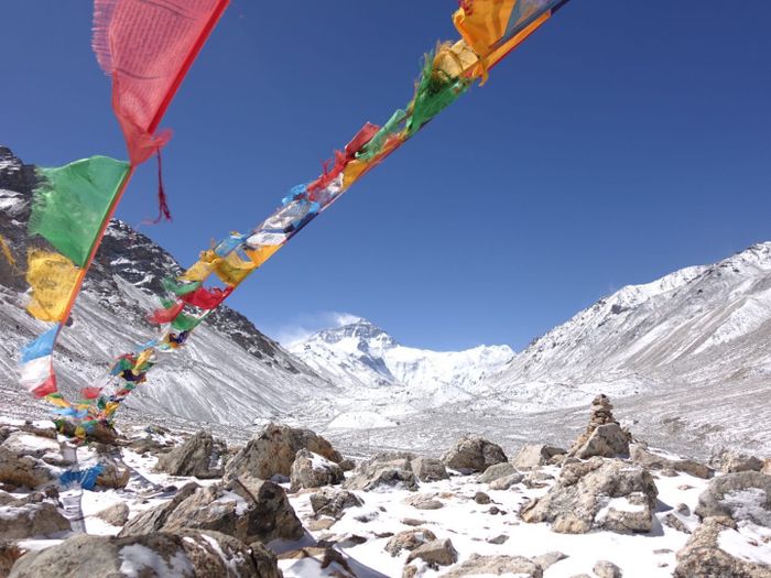 Puncak Everest di kejauhan, di balik lambaian praying flags.