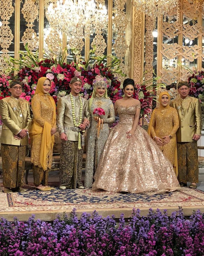 Krisdayanti terlihat glamor dalam balutan ball gown megah.