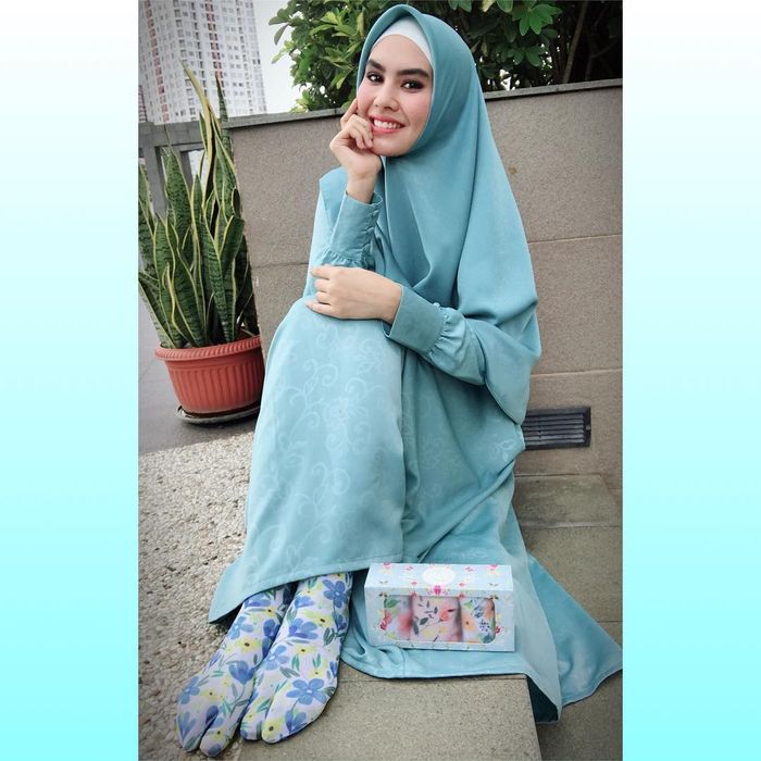 Kartika Putri tak ragu untuk tampil  dengan  hijab Syar&rsquo;I.