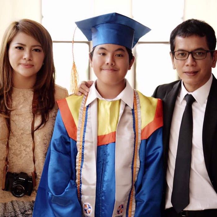 Salvaditya Tama berhasil bikin haru netizen nih gara-gara foto bareng orangtuanya yang sudah bercerai