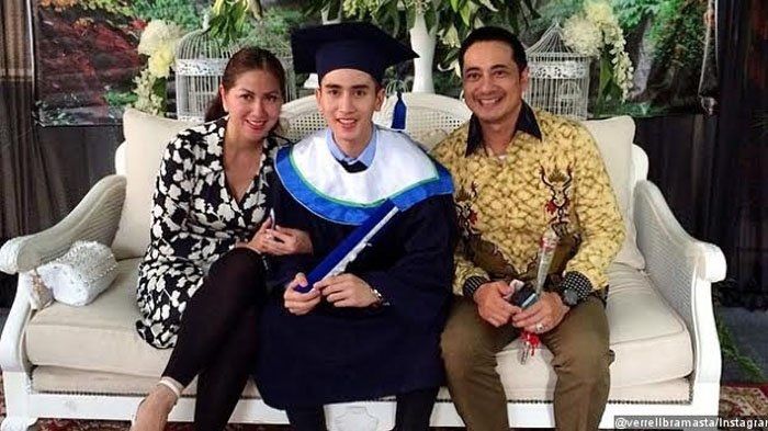 Verrell Bramasta bersama ayah ibunya yang sudah bercerai saat wisuda