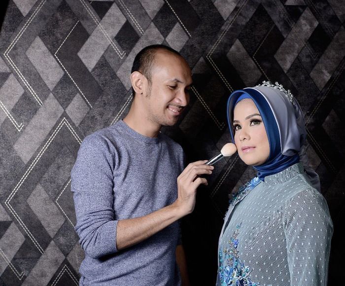 Annisa mengenakan hijab berwarna biru