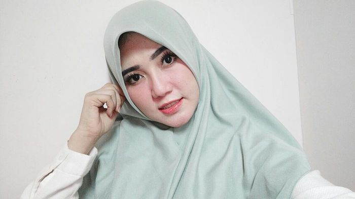 Via Vallen tampak mengenakan hijab berwarna hijau tosca