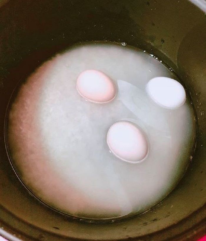 DJ Butterfly merebus telur sekalian memasak nasi