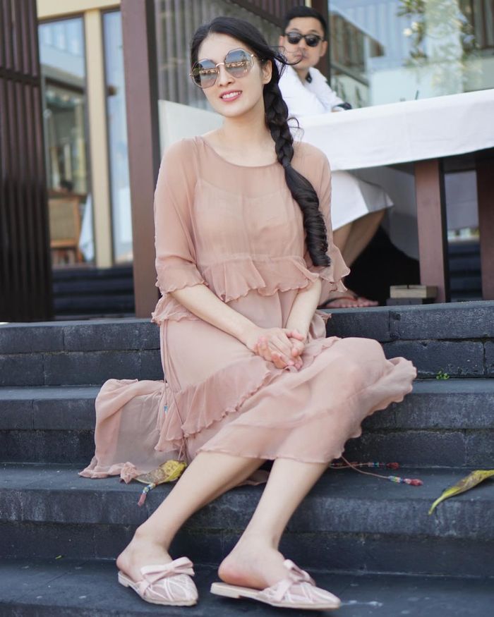 Sandra Dewi selalu tampil dengan gaya feminin dan chic