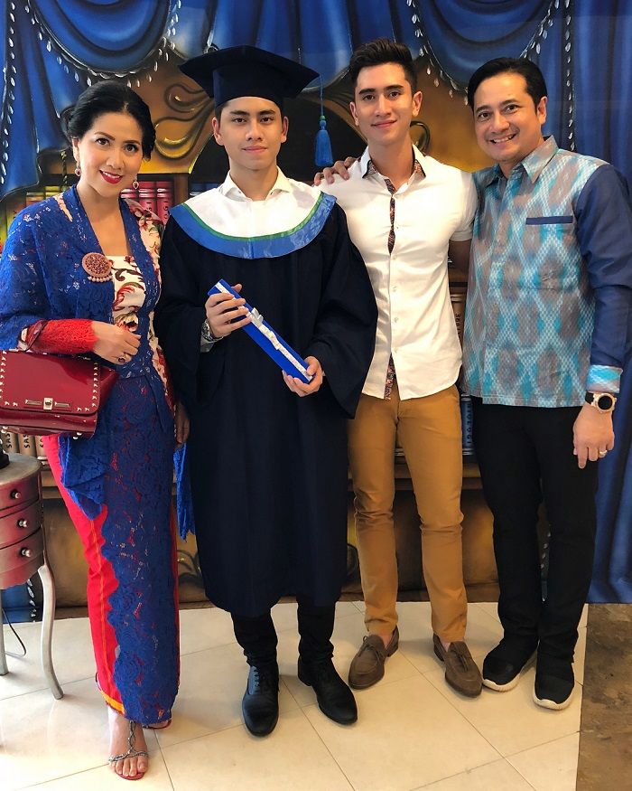 Wisuda Athalla Naufal juga didatangi kedua orangtuanya loh!